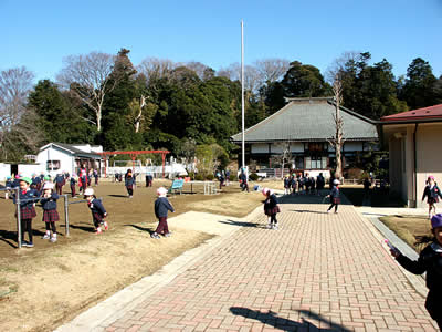宝積寺と玉泉幼稚園園児