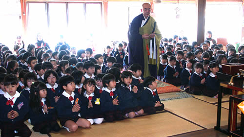 読経中