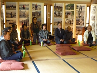 法話を真剣に聞いている檀信徒の皆様