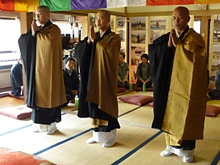 両班も合掌して御和讃を唱える