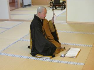 大聖釈迦如来成道御和讃をお唱えする房田清光師