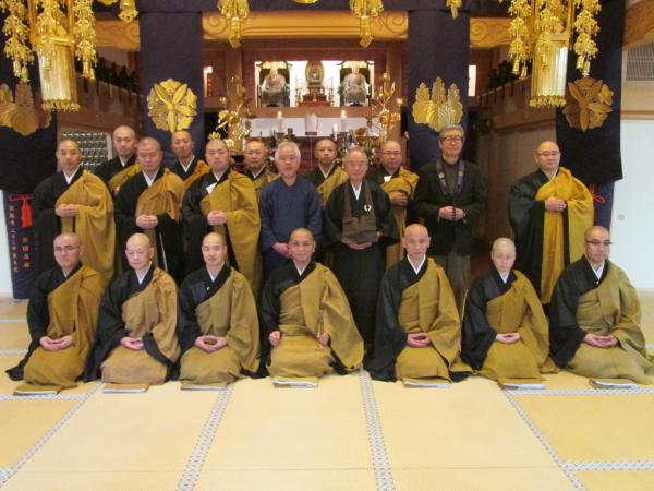 成道会後の集合写真