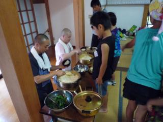 ご飯を盛る畔柳師と野口師