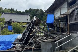 倒壊した回廊の写真