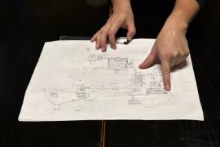 伽藍図を指さしている写真